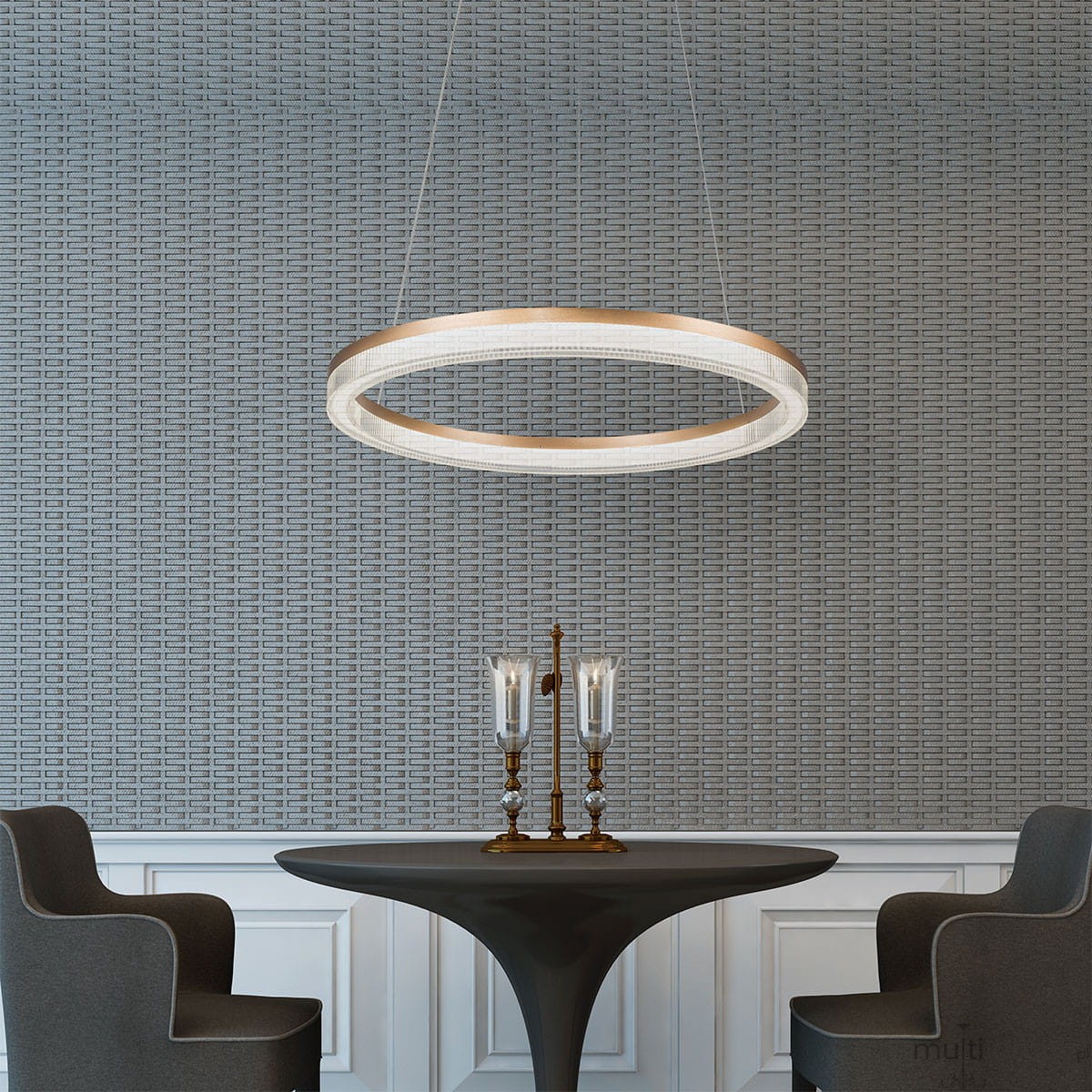 Lampa wisząca Midway Crystal D60 w złotym kolorze, z okrągłym kloszem LED, zawieszona nad okrągłym stołem. W tle szara, teksturowana ściana. Na stole dwa szklane świeczniki. Lampa ma nowoczesny design, idealna do eleganckich wnętrz.