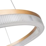 Lampa wisząca Midway Crystal D60 z złotym metalowym pierścieniem i przezroczystym kloszem z teksturowanego szkła. Ujęcie z góry, ukazujące szczegóły wykończenia i faktury. Jedno źródło LED o mocy 40W.