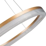 Lampa wisząca Midway Crystal D60 z jedną żarówką LED o mocy 40W, złota obręcz z przezroczystym kloszem, widok z boku, zawieszona na cienkich żyłkach, elegancki design z wyraźnymi żłobieniami na kloszu.