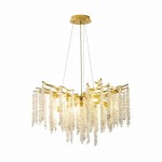 Lampa wisząca Dijon 10xG9 w kolorze złotym z dekoracyjnymi szklanymi elementami w kształcie długich, zwisających kryształków. Produkt zawieszony na cienkich linkach, z okrągłym, złotym mocowaniem sufitowym, o nowoczesnym, eleganckim designie.