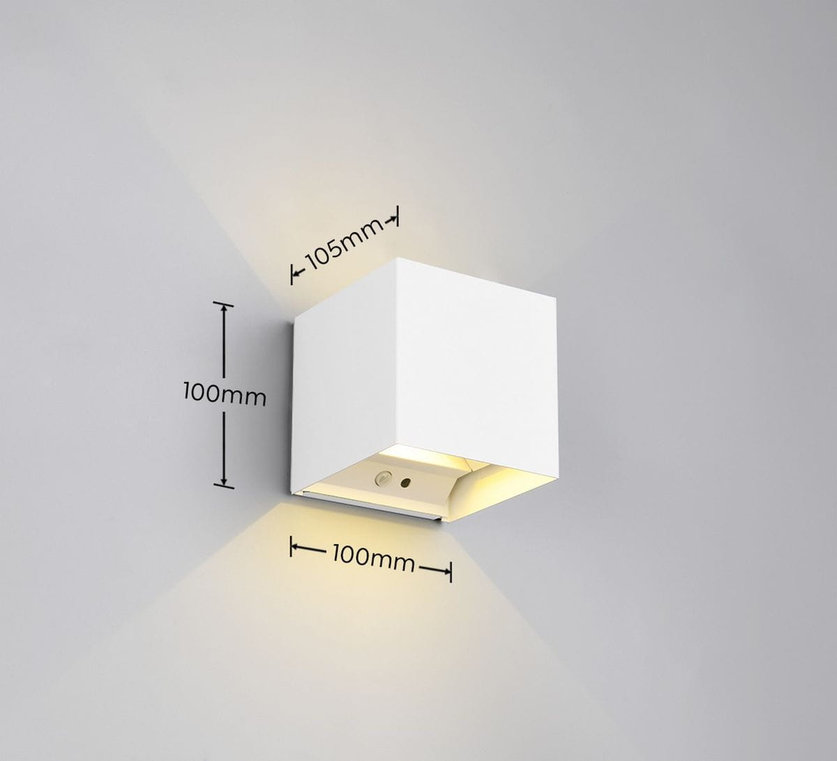 Kinkiet zewnętrzny Talent w kolorze białym, z czujnikiem ruchu i zmierzchu. Kwadratowy kształt o wymiarach 100 mm x 100 mm x 105 mm, montowany na ścianie, emituje światło w górę i w dół. Widoczny czujnik na froncie.