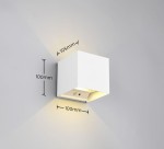 Kinkiet zewnętrzny Talent w kolorze białym, z czujnikiem ruchu i zmierzchu. Kwadratowy kształt o wymiarach 100 mm x 100 mm x 105 mm, montowany na ścianie, emituje światło w górę i w dół. Widoczny czujnik na froncie.