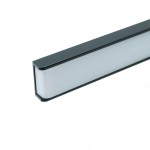 Czarny kinkiet łazienkowy Venus LED IP44 o długości 120 cm i mocy 24W. Prostokątny kształt z białym, matowym kloszem oraz gładką, czarną ramą. Ujęcie z boku, ukazujące detale konstrukcji. Idealny do oświetlenia obrazów lub luster.