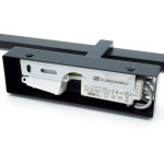 Czarny kinkiet łazienkowy Venus LED IP44 o długości 60 cm i mocy 12W. Widok z boku, z widocznym elementem montażowym oraz zasilaczem. Kształt prostokątny, minimalistyczny design, przeznaczony do oświetlenia obrazów lub przestrzeni łazienkowej.