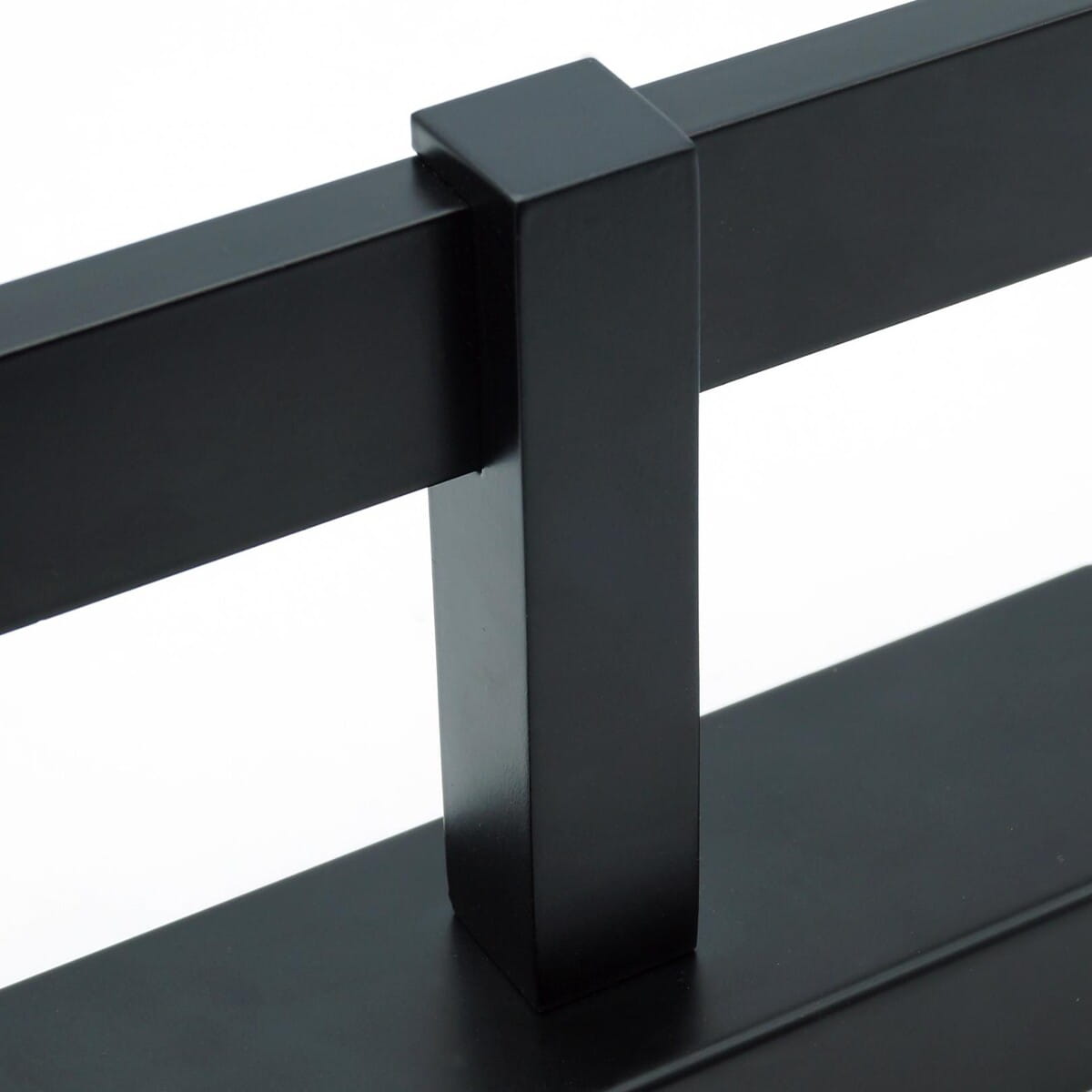 Czarny kinkiet łazienkowy Venus LED IP44, wąski profil, widoczny detal mocowania. Kinkiet przeznaczony do montażu na ścianie, wykonany z metalu, idealny do oświetlenia obrazów lub luster.