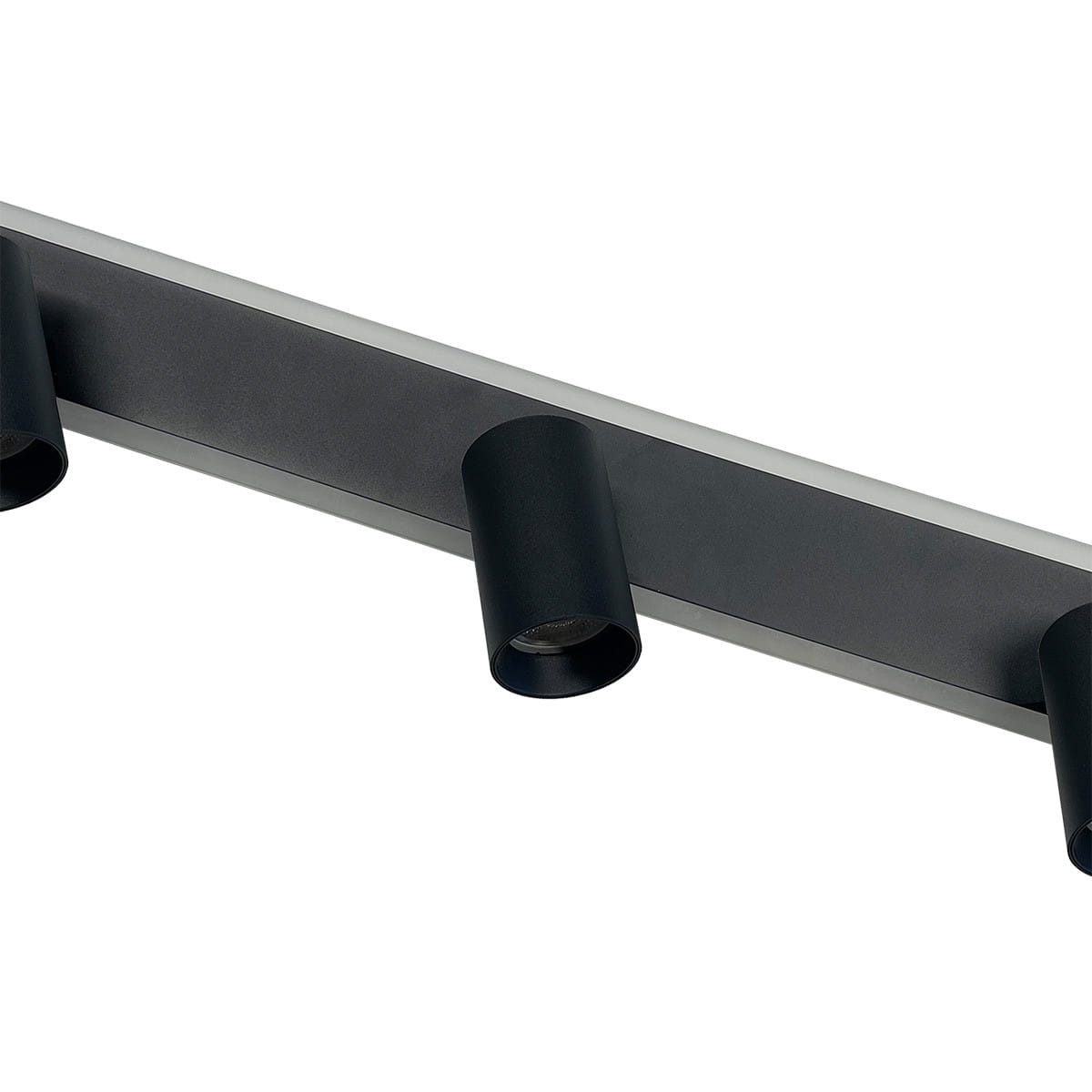 Lampa sufitowa Parma z trzema oprawami na żarówki GU10 i jedną diodową, w kolorze czarnym. Ujęcie z boku, pokazujące cylindryczne klosze oraz prostokątną podstawę. Elegancki design, idealna do nowoczesnych wnętrz.