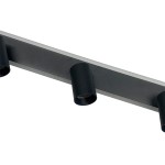 Lampa sufitowa Parma z trzema oprawami na żarówki GU10 i jedną diodową, w kolorze czarnym. Ujęcie z boku, pokazujące cylindryczne klosze oraz prostokątną podstawę. Elegancki design, idealna do nowoczesnych wnętrz.