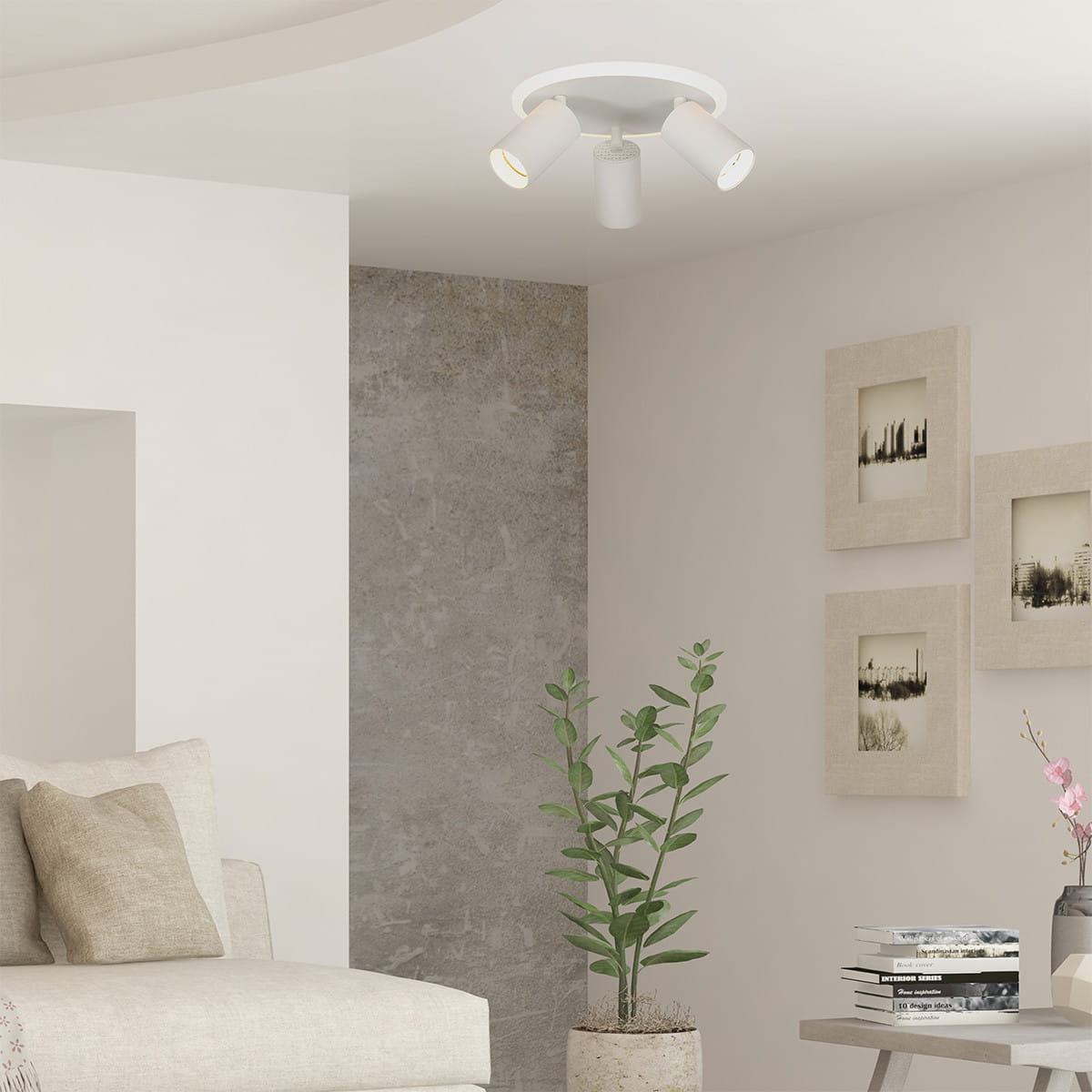 Lampa sufitowa Parma z białym wykończeniem, z trzema oprawami na żarówki GU10 oraz jedną LED. Ujęcie z boku, montowana na suficie, w nowoczesnym wnętrzu z jasnymi ścianami i rośliną w doniczce.