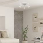 Lampa sufitowa Parma z białym wykończeniem, z trzema oprawami na żarówki GU10 oraz jedną LED. Ujęcie z boku, montowana na suficie, w nowoczesnym wnętrzu z jasnymi ścianami i rośliną w doniczce.