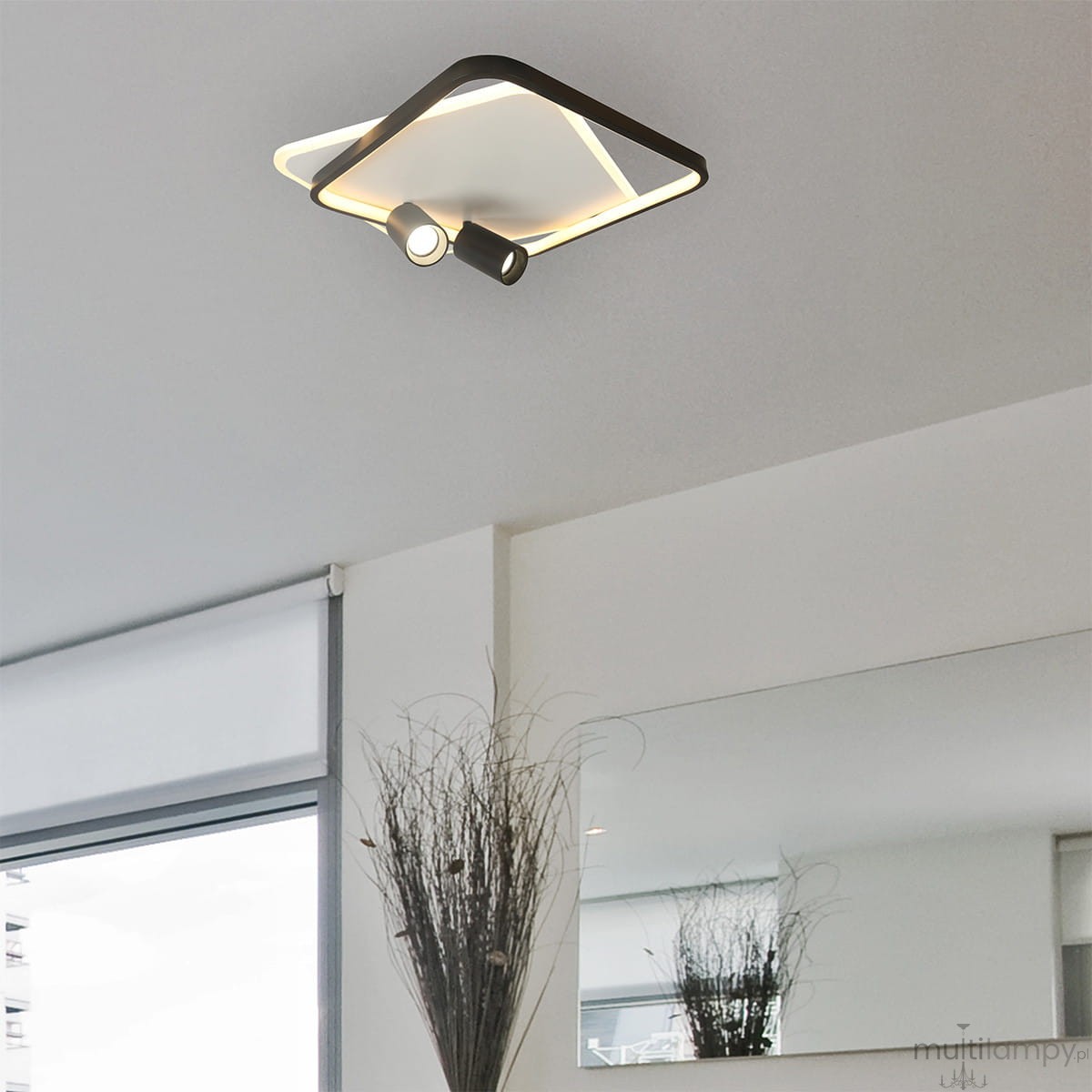 Lampa sufitowa Parma 2xGU10, czarna, w kształcie kwadratu, z dwoma ruchomymi reflektorami LED. Ujęcie z dołu, montowana na suficie, w nowoczesnym wnętrzu z lustrem i rośliną w tle.