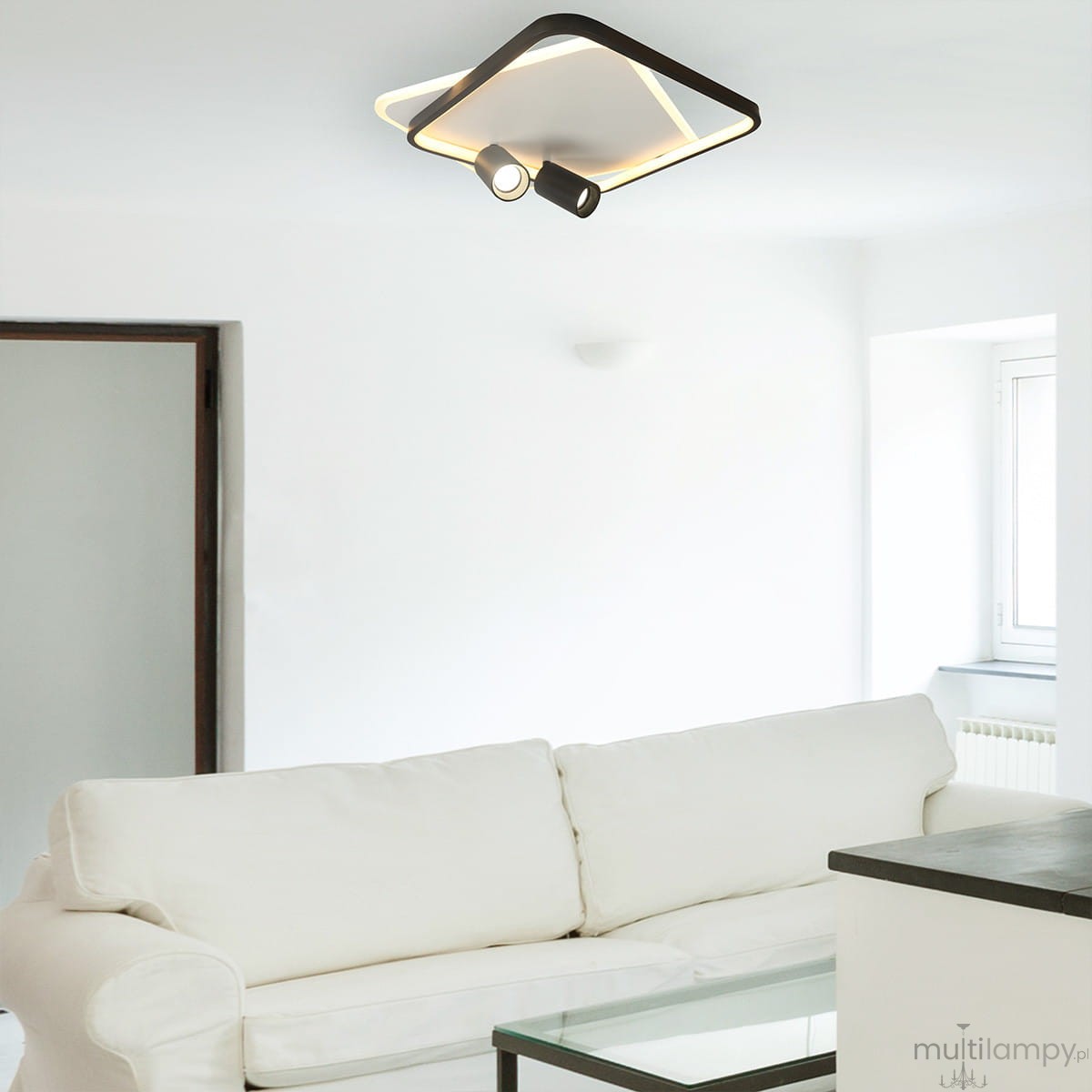 Czarna lampa sufitowa Parma z dwoma ruchomymi źródłami światła GU10 i LED, o kwadratowym kształcie. Montowana na suficie, umieszczona w jasnym wnętrzu z białą sofą i szklanym stolikiem.