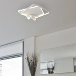 Lampa sufitowa Parma 2xGU10 z białym, kwadratowym kloszem, posiada dwa ruchome źródła światła. Ujęcie z dołu, montowana na suficie, w nowoczesnym wnętrzu z oknem i lustrem. Prosta forma, minimalistyczny design, idealna do różnych aranżacji.