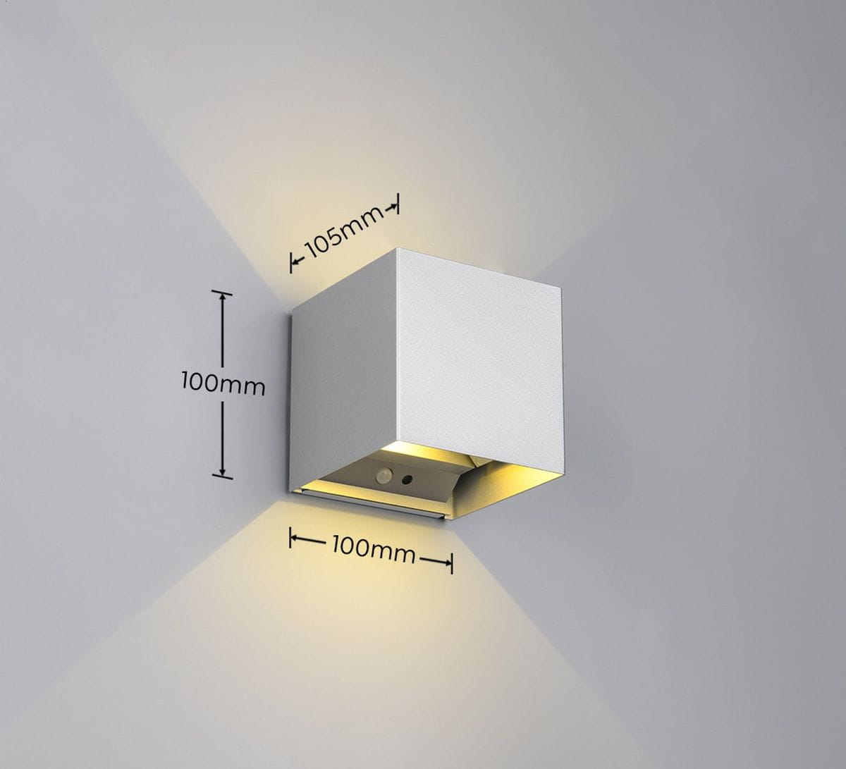 Kinkiet zewnętrzny Talent w kolorze tytanowym, kwadratowy, z czujnikiem ruchu i zmierzchu, o wymiarach 100mm x 100mm x 105mm. Oświetlenie LED 2x1W, montowane na ścianie, emitujące światło w górę i w dół.