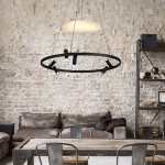 Lampa wisząca Almeria w kolorze czarnym, z sześcioma źródłami światła LED (18W). Posiada okrągły metalowy korpus z minimalistycznym designem, zawieszona na cienkich linkach. Tło w stylu industrialnym z ceglaną ścianą i drewnianym stołem.