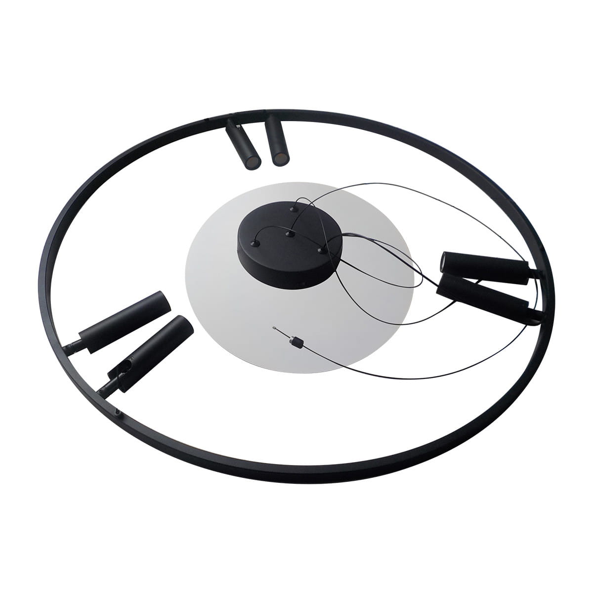 Czarna lampa wisząca Almeria z sześcioma źródłami LED o mocy 18W. Okrągła konstrukcja z metalowym pierścieniem i sześcioma cylindrycznymi elementami świetlnymi. Widoczny sufitowy uchwyt z przewodami. Zawieszona w pozycji centralnej.