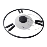 Czarna lampa wisząca Almeria z sześcioma źródłami LED o mocy 18W. Okrągła konstrukcja z metalowym pierścieniem i sześcioma cylindrycznymi elementami świetlnymi. Widoczny sufitowy uchwyt z przewodami. Zawieszona w pozycji centralnej.