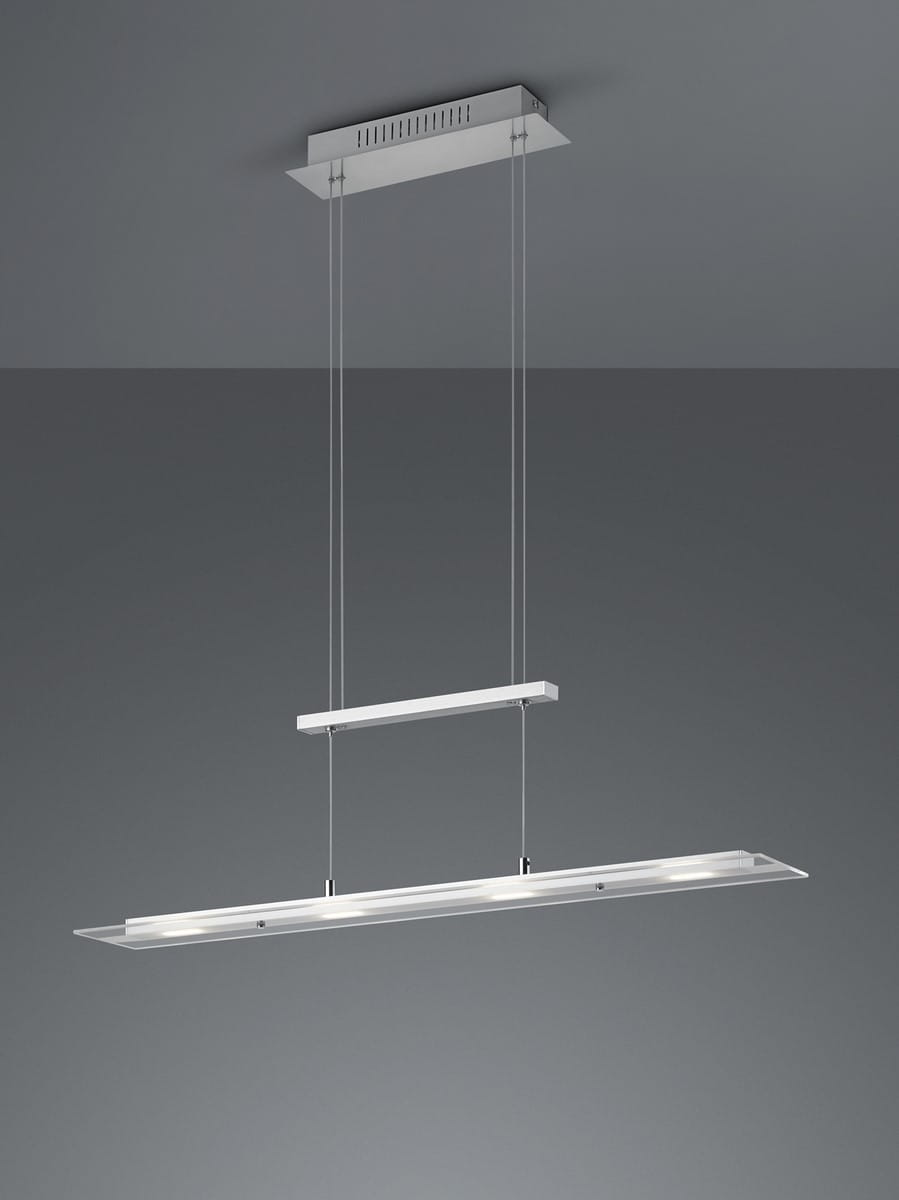 Lampa wisząca Milos z czterema diodami LED o mocy 20W, w kolorze niklowym. Prosty, podłużny kształt, zawieszona na przezroczystych linkach. Ujęcie frontalne, na jednolitym tle, ukazujące zarówno górną, jak i dolną część lampy.