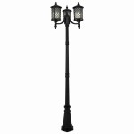 Czarna lampa stojąca ogrodowa Chicago z trzema kloszami E27. Wysoka, z ozdobnymi detalami i mocowaniem w formie kwadratowej podstawy. Klosze mają ażurowe wzory, co nadaje elegancki wygląd. Stoi w pozycji pionowej na jednolitym tle.