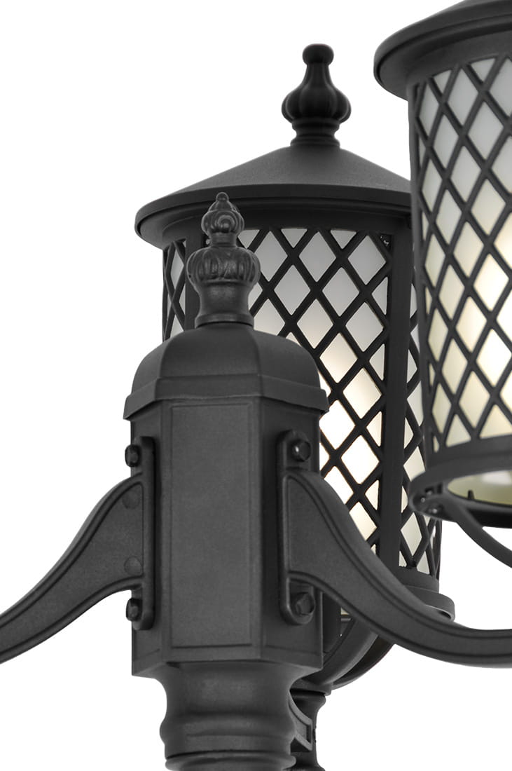 Czarna lampa stojąca ogrodowa Chicago z trzema oprawami E27. Posiada dekoracyjne klosze z matowego szkła, osadzone na ozdobnym stelażu z metalowymi detalami. Ujęcie z bliska, ukazujące detale konstrukcji i kształt lampy.