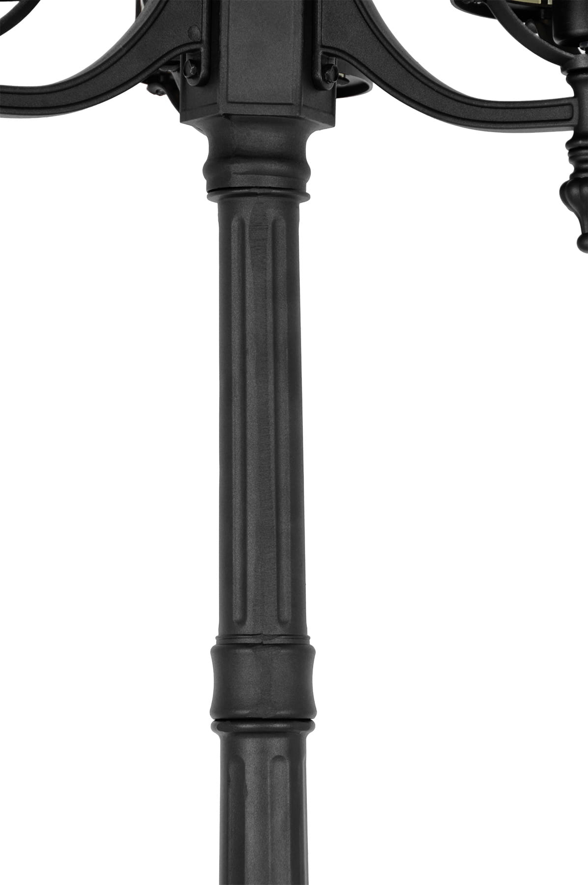Lampa stojąca ogrodowa Chicago K-8218 w kolorze czarnym, z metalowym słupkiem o gładkiej i żłobkowanej fakturze. Ujęcie z boku pokazuje detale konstrukcji, w tym miejsca mocowania dla trzech żarówek E27.