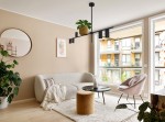 Lampa wisząca Rocco z pięcioma oprawami GU10 w kolorze czarnym, zawieszona w nowoczesnym wnętrzu. Produkt umieszczony nad stolikiem, w otoczeniu roślin i mebli w jasnych tonacjach. Widoczny detal: zielona roślina w doniczce na lampie.