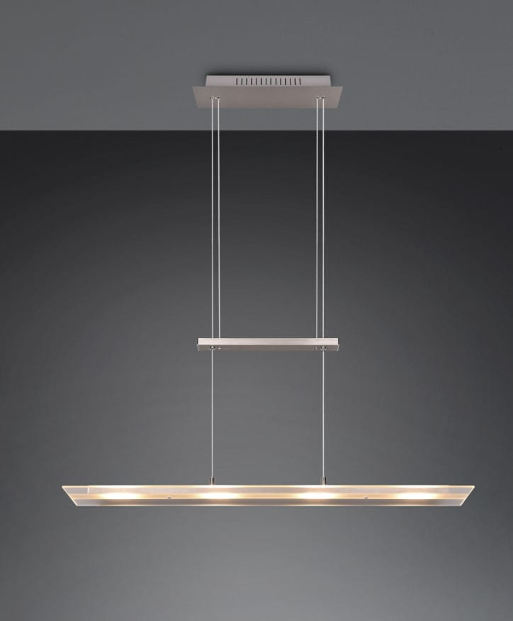 Lampa wisząca Milos z czterema diodami LED o mocy 20W, w kolorze niklowym. Ma prostokątny kształt z gładką, metalową obudową i jest zawieszona na przezroczystych linkach. Ujęcie frontalne, na jednolitym tle.