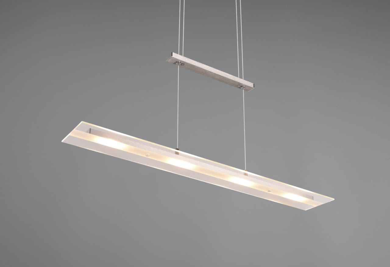Lampa wisząca Milos 4xLED/20W w kolorze niklowym. Posiada prostokątny kształt, zawieszona na metalowych linkach z płaskim stelażem. Źródła światła LED umieszczone wzdłuż długości lampy, emitujące ciepłe światło. Tło szare.