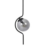 Lampa wisząca Neva z jedną oprawą E14, w kolorze czarnym i grafitowym. Szklana kula z przezroczystym wykończeniem, zawieszona na cienkim, zakrzywionym ramieniu. Widoczny detal żarówki wewnątrz. Prosta, nowoczesna forma.