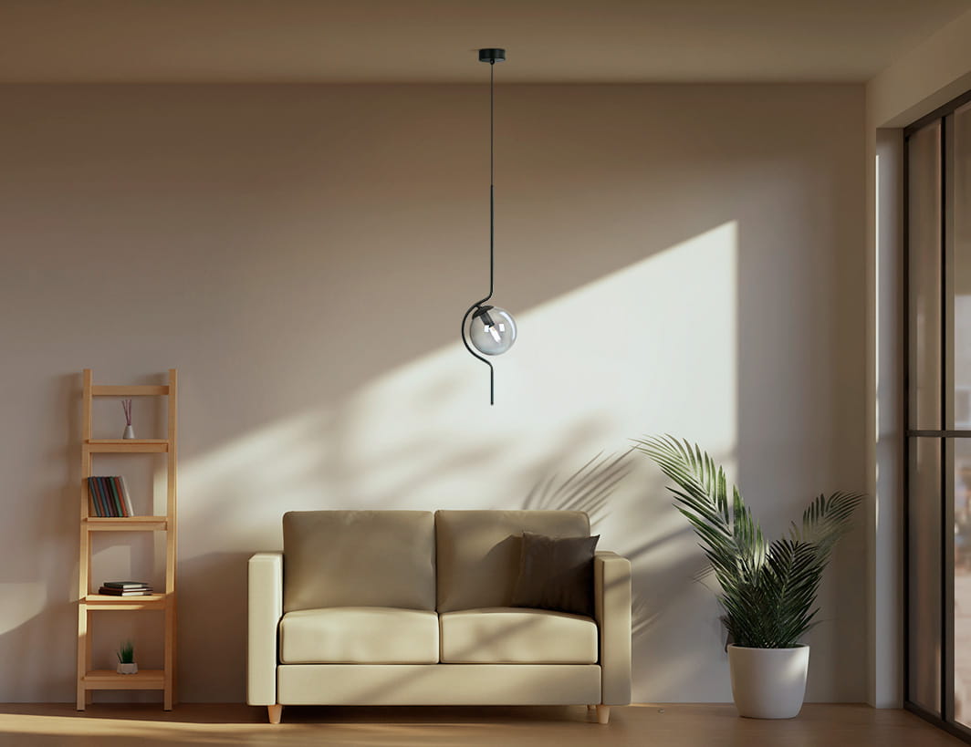 Lampa wisząca Neva 1xE14 w kolorze czarnym i grafitowym, zawieszona na cienkim przewodzie, z okrągłym kloszem. W tle widoczny jasny salon z kanapą, regałem i rośliną w doniczce.