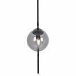 Lampa wisząca Neva z trzema gniazdami E14, wykonana w kolorze czarnym i grafitowym. Szklana kula w ciemnoszarym kolorze zawieszona na cienkim czarnym przewodzie, z widoczną żarówką w środku. Ujęcie frontalne.