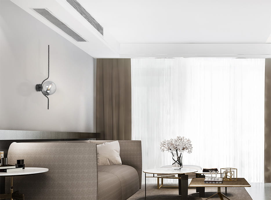 Kinkiet Neva 1xE14 w kolorze czarnym i grafitowym, zamontowany na ścianie. Okrągła, przezroczysta klosz z widoczną żarówką. W tle nowoczesny salon z szarym sofą, okrągłym stołem i zasłonami.