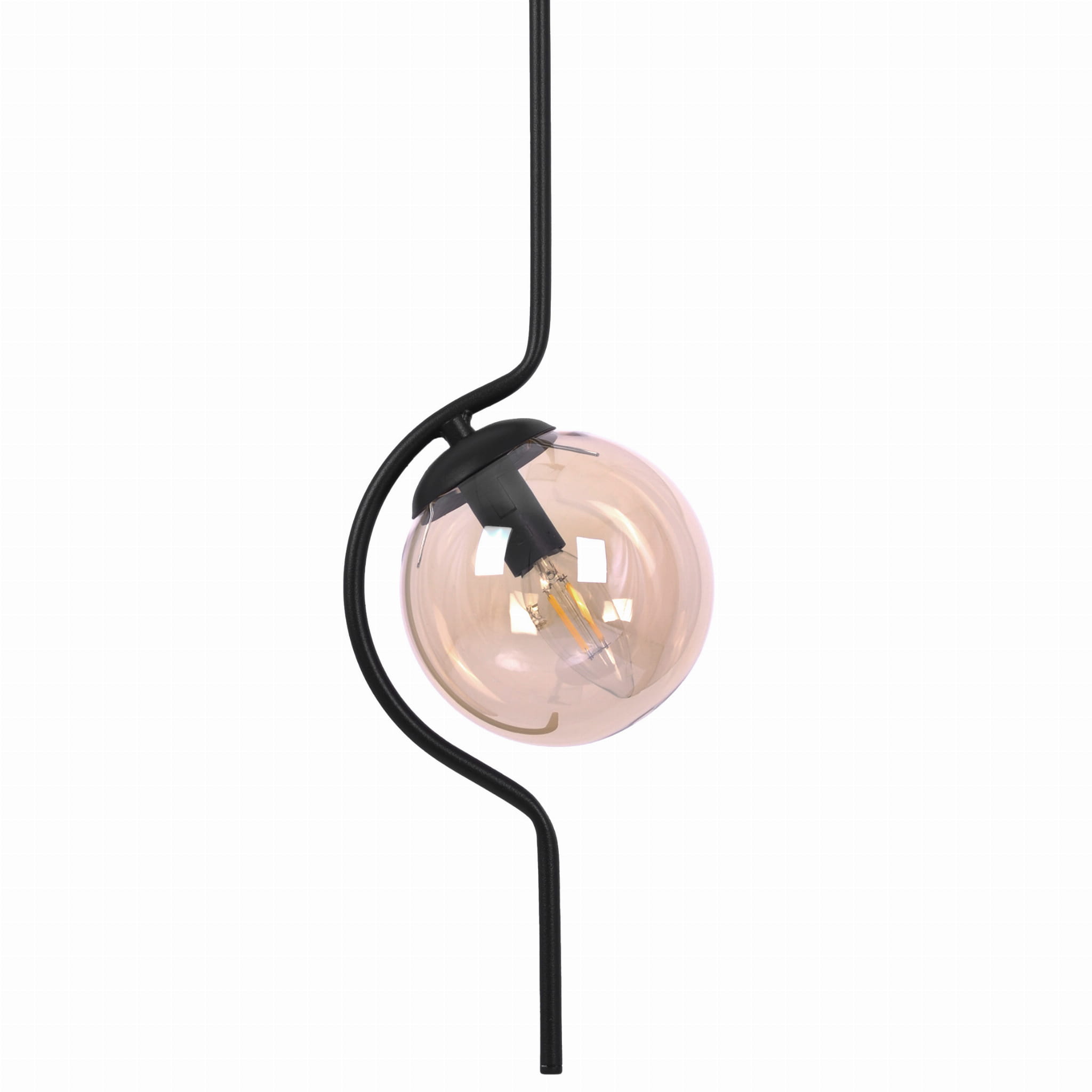 Lampa wisząca Vela 1xE14 w kolorze czarnym z bursztynową szklaną kulą. Produkt zawieszony na cienkim czarnym przewodzie, z widocznym gniazdem dla żarówki. Kształt lampy zakrzywiony, nowoczesny design. Tło białe, minimalistyczne.