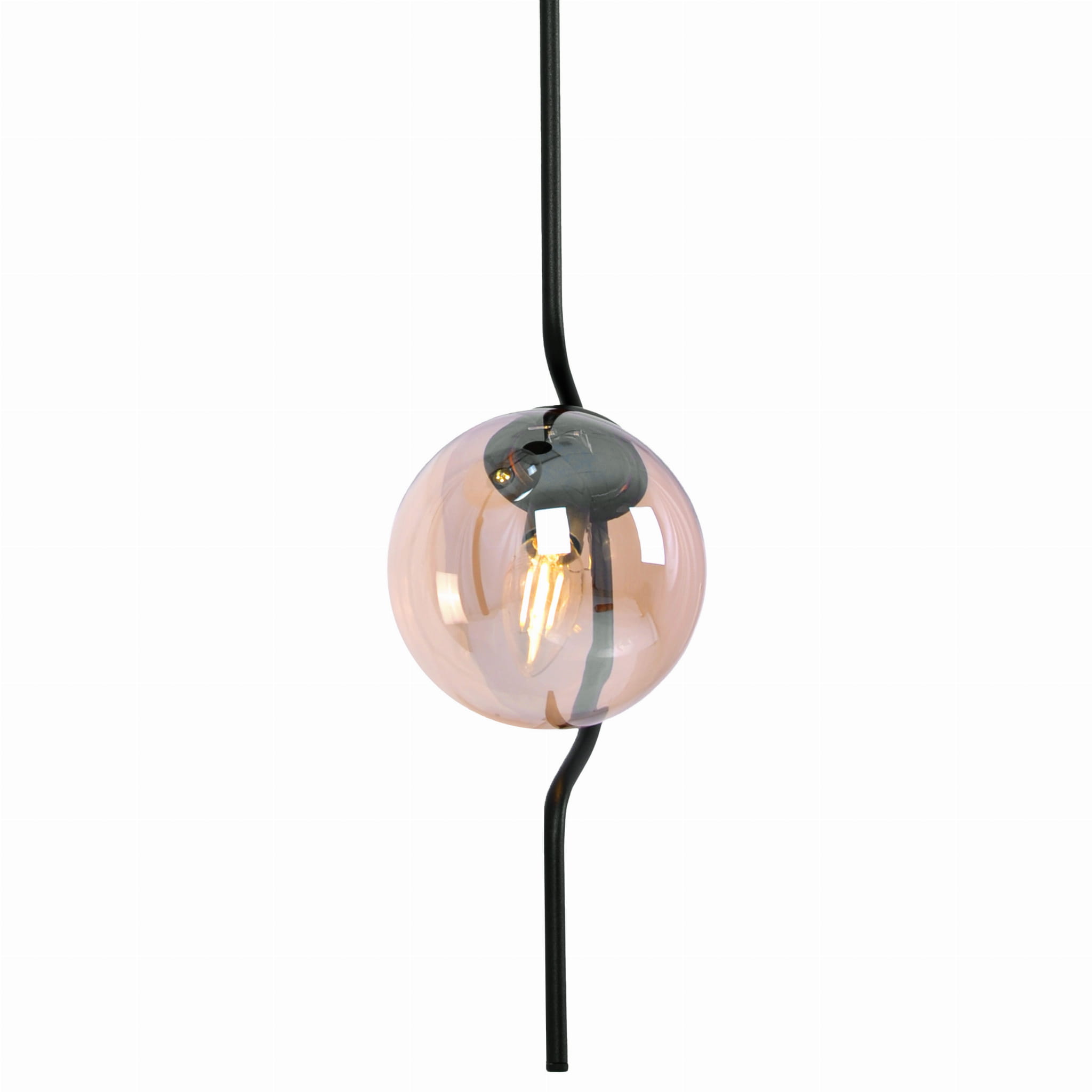 Lampa wisząca Vela z jednym gniazdem E14, w czarnej metalowej oprawie. Szklana kula w bursztynowym kolorze, zawieszona na cienkim, czarnym kablu. Ujęcie z boku, eksponujące detal żarówki wewnątrz kuli. Idealna do nowoczesnych wnętrz.