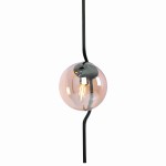 Lampa wisząca Vela z jednym kloszem w kształcie kuli, w kolorze bursztynowym, zawieszona na czarnym przewodzie. Widoczny gwint na żarówkę E14. Klosz lekko przezroczysty, z metalowymi detalami. Ujęcie z przodu, lampa w pozycji wiszącej.