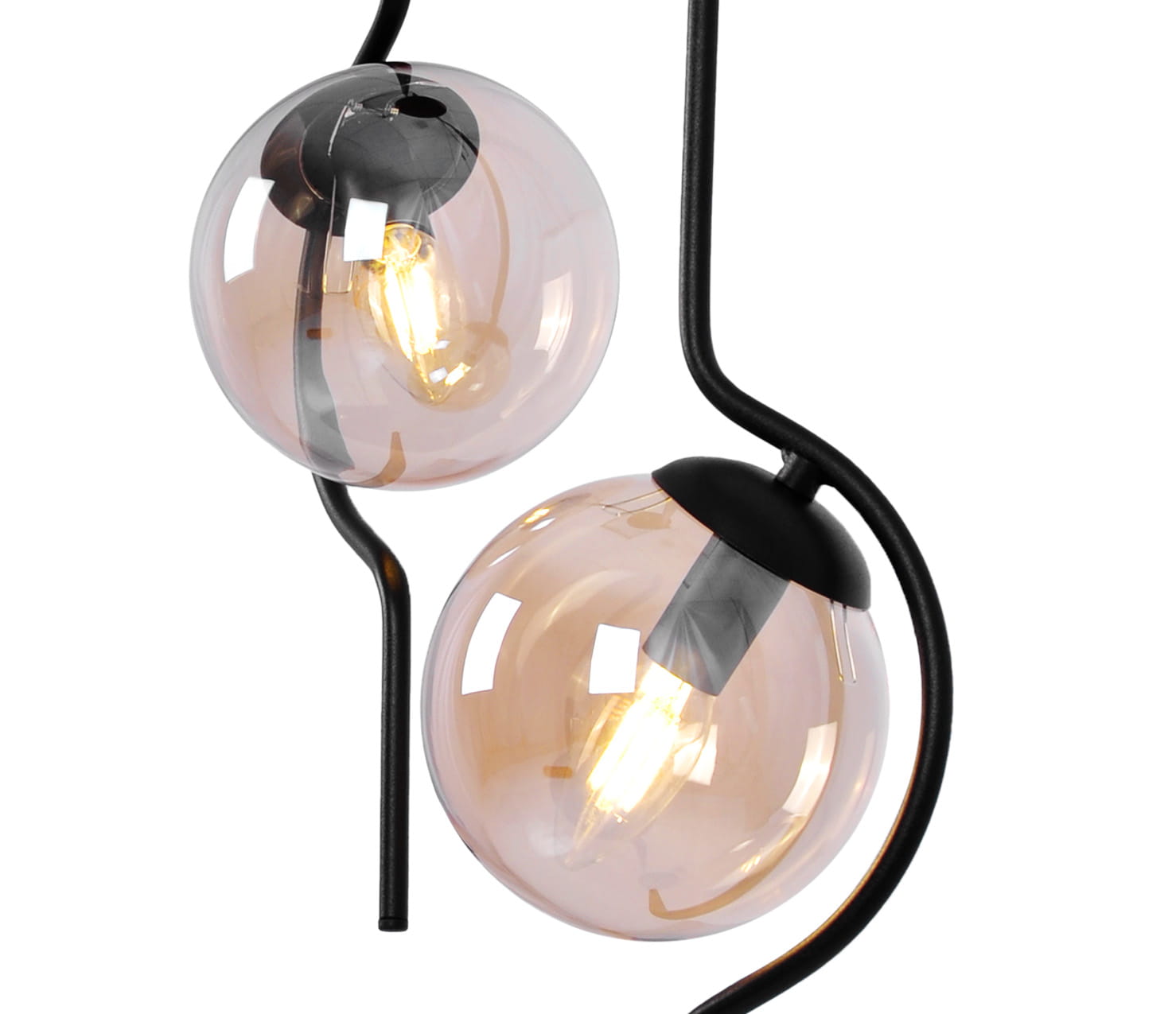 Lampa wisząca Vela z czarną metalową konstrukcją i bursztynowymi, przezroczystymi kloszami, mieszcząca dwie żarówki E14. Ujęcie z boku, pokazujące delikatne krzywizny ramienia oraz szklane kule z widocznymi żarówkami.