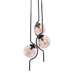 Lampa wisząca Vela z trzema kulistymi kloszami w kolorze bursztynowym, zawieszona na czarnym metalowym stelażu. Klosze mają średnicę około 25 cm, a lampa jest w pozycji wiszącej, ukazując elegancki design.