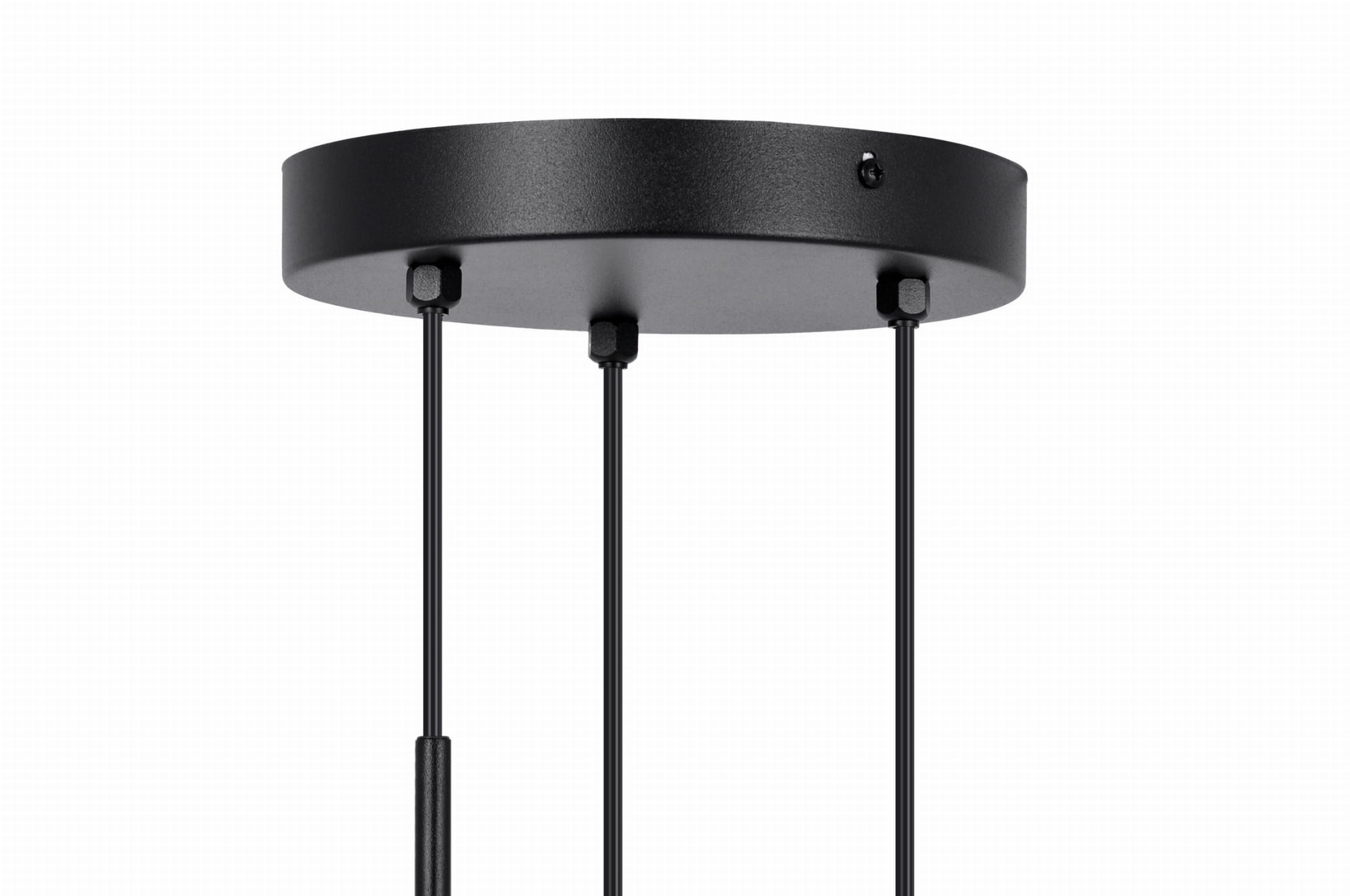 Czarna lampa wisząca Vela z trzema miejscami na żarówki E14, z metalowym, okrągłym stelażem. Wisi na trzech cienkich linkach, z widocznymi mocowaniami. Tło białe, co podkreśla minimalistyczny design lampy.