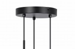 Czarna lampa wisząca Vela z trzema miejscami na żarówki E14, z metalowym, okrągłym stelażem. Wisi na trzech cienkich linkach, z widocznymi mocowaniami. Tło białe, co podkreśla minimalistyczny design lampy.