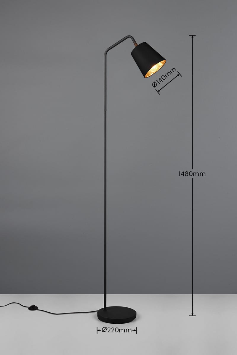 Lampa podłogowa Buddy w kolorze czarnym, z metalowym kloszem o średnicy 140 mm, na smukłej, prostokątnej nodze. Wysokość 1480 mm, podstawa o średnicy 220 mm. Kąt ujęcia frontalny, na jednolitym tle.