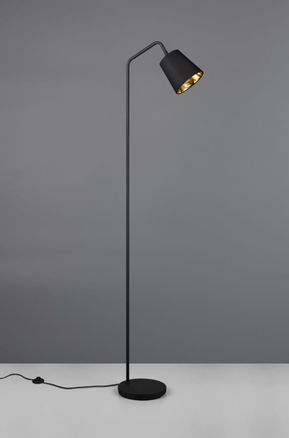 Czarna lampa podłogowa Buddy z kloszem w kształcie stożka, metalowa, z długim, prostym stelażem. Klosz skierowany w dół, z złotym wnętrzem. Stoi na okrągłej podstawie, z widocznym kablem zasilającym. Tło w odcieniach szarości.