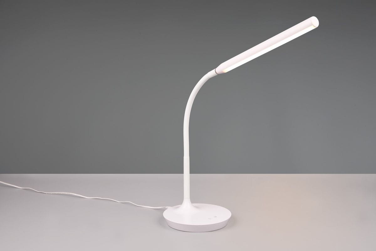 Lampa stołowa Toro w kolorze białym z elastycznym ramieniem i okrągłą podstawą. Ujęcie z boku, z widocznym przewodem zasilającym. Posiada wbudowany moduł LED o mocy 5W, idealna do biura lub do czytania.