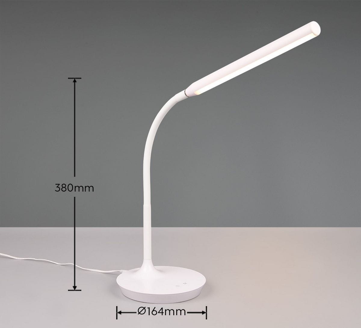 Lampa stołowa Toro w kolorze białym, z elastyczną, zakrzywioną nogą. Wysokość 380 mm, średnica podstawy 164 mm. Posiada wbudowane źródło światła LED o mocy 5W. Ujęcie z boku, na jednolitym tle.