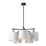 Lampa wisząca Balance 5xE27 w białym i czarnym kolorze. Posiada pięć cylindrycznych kloszy z białego materiału, z metalowymi detalami w złotym wykończeniu. Montaż sufitowy, zawieszona na cienkiej rurze. Nowoczesny design, idealna do aranżacji wnętrz.