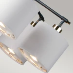 Lampa wisząca Balance z pięcioma kloszami E27 w kolorze białym i czarnym. Klosze wykonane z materiału tekstylnego, z elementami metalowymi w kolorze złotym. Ujęcie z bliska, pokazujące szczegóły kloszy i mocowania.