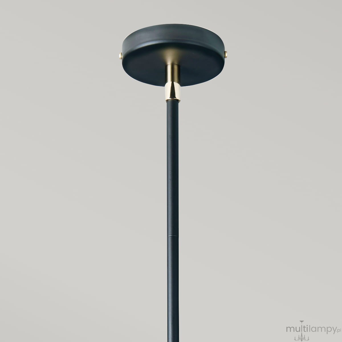 Lampa wisząca Balance w kolorze białym i czarnym z pięcioma miejscami na żarówki E27. Ujęcie z dołu, ukazujące czarną rurę i okrągły sufitowy uchwyt z metalowymi detalami. Na szarym tle, stylowy i nowoczesny design.