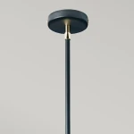 Lampa wisząca Balance w kolorze białym i czarnym z pięcioma miejscami na żarówki E27. Ujęcie z dołu, ukazujące czarną rurę i okrągły sufitowy uchwyt z metalowymi detalami. Na szarym tle, stylowy i nowoczesny design.