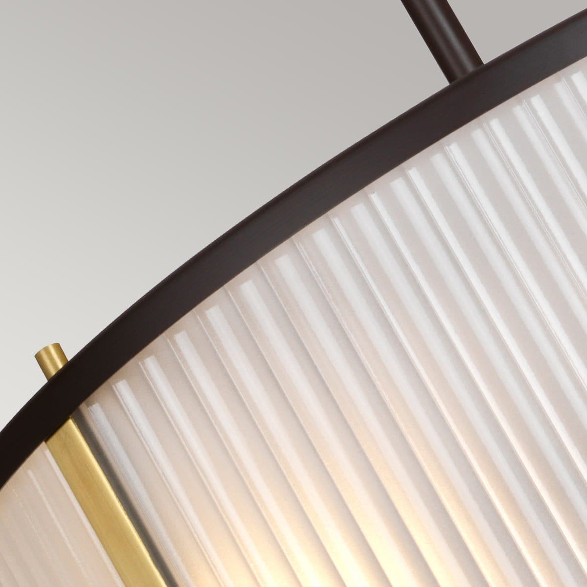 Lampa wisząca Corona w starym brązie, z kloszem w przezroczystym, prążkowanym materiale. Widoczne złote detale oraz mocowanie. Ujęcie z góry, ukazujące kształt i teksturę klosza. Dostosowana do trzech żarówek E27.