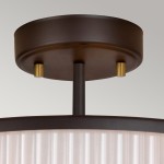 Lampa wisząca Corona w kolorze starym brązie z trzema gniazdami E27. Widok z góry, pokazujący okrągły sufitowy element mocujący z metalowymi detalami oraz cienką rurkę łączącą z kloszem. Klosz w formie białego, żebrowanego szkła.