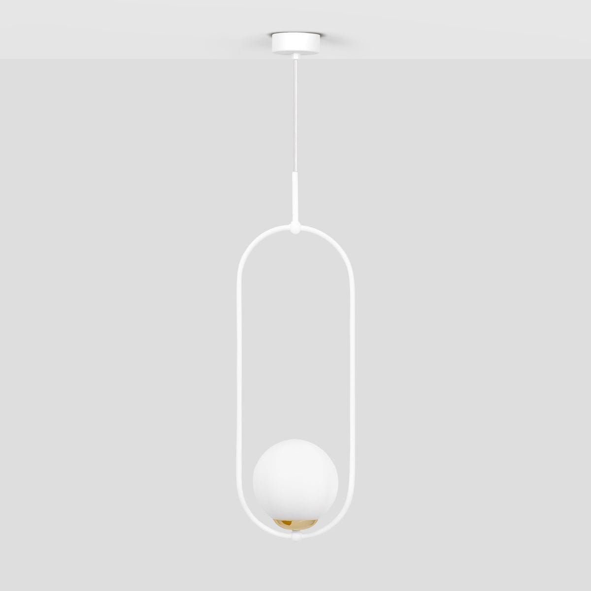 Biała lampa wisząca Malta z jednym oprawą E14, zawieszona na cienkim przewodzie. Okrągła, matowa kula w złotym wykończeniu umieszczona w minimalistycznej, białej ramie. Prosty design, idealna do nowoczesnych wnętrz.