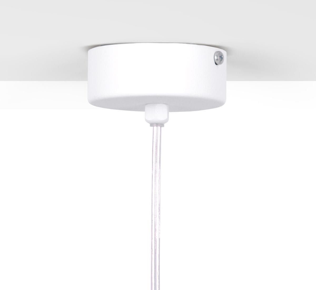 Biała lampa wisząca Malta z jednym gniazdem E14, zawieszona na cienkim przewodzie. Widoczna podstawa mocująca okrągła, z metalowym wykończeniem, zamocowana do sufitu. Przewód zasilający jest przezroczysty, co podkreśla minimalistyczny design.